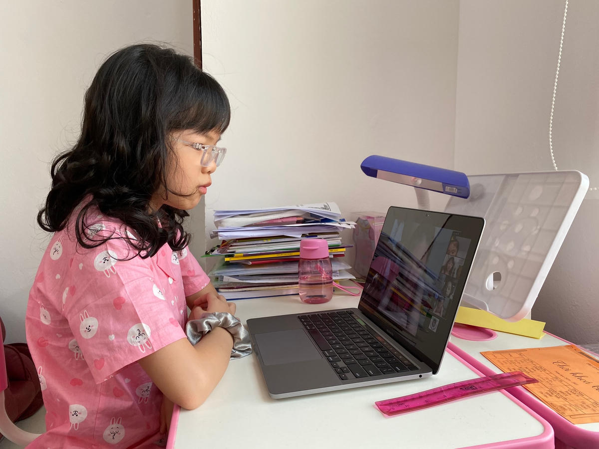Việc học online trước thềm kì thi học kì khiến không ít phụ huynh lo lắng. Ảnh: Lan Anh