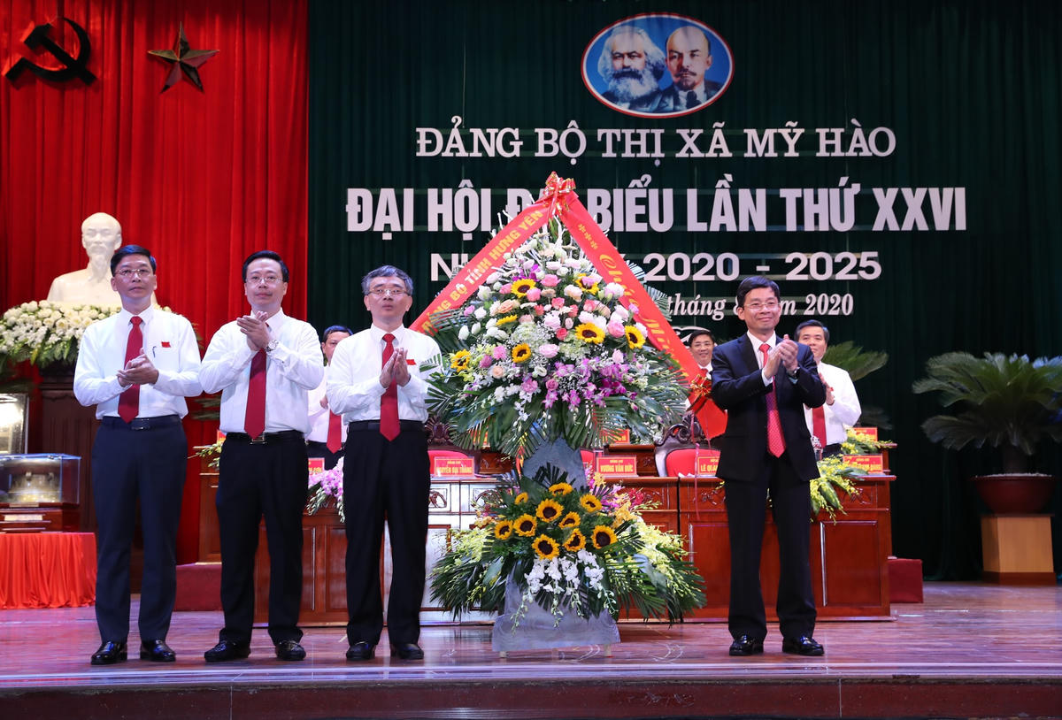 Ông Nguyễn Duy Hưng, Phó Bí thư thường trực tỉnh ủy Hưng Yên (ngoài cùng bên phải) chúc mừng ĐH Đại biểu Đảng bộ thị xã Mỹ Hào.