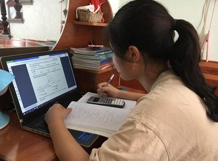 Em Nguyễn Thị Nga đang ôn tập kiến thức cho lần thi chính thức.