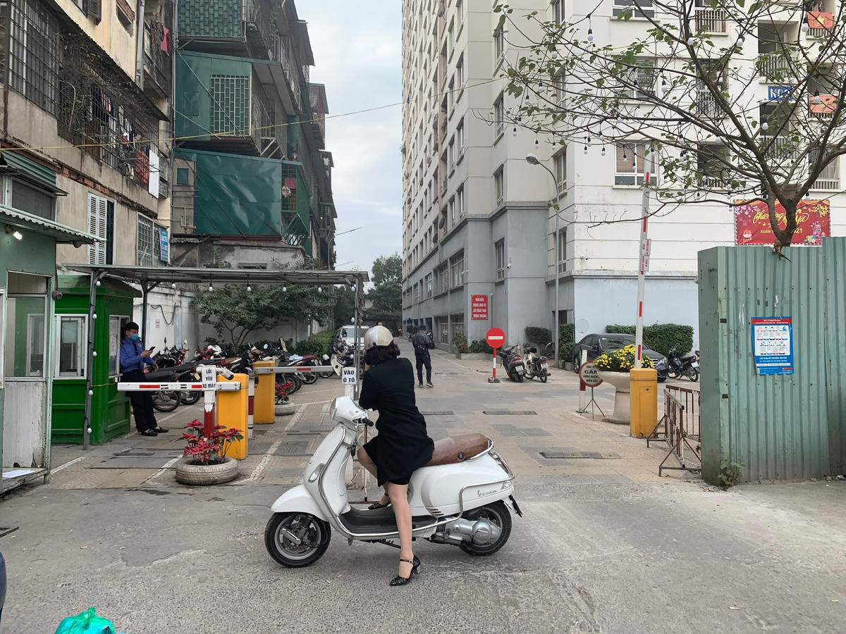 Người dân đứng ngoài liên lạc với người thân phía bên trong khu vực bị phong toả. Ảnh: Lan Anh. 