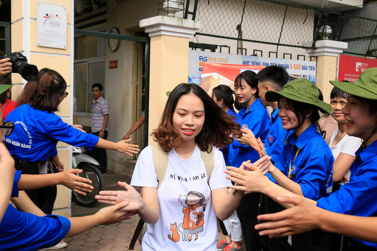 Sinh viên tình nguyện tham gia chương trình Tiếp sức mùa thi (Ảnh: Phạm Quang Vinh). 