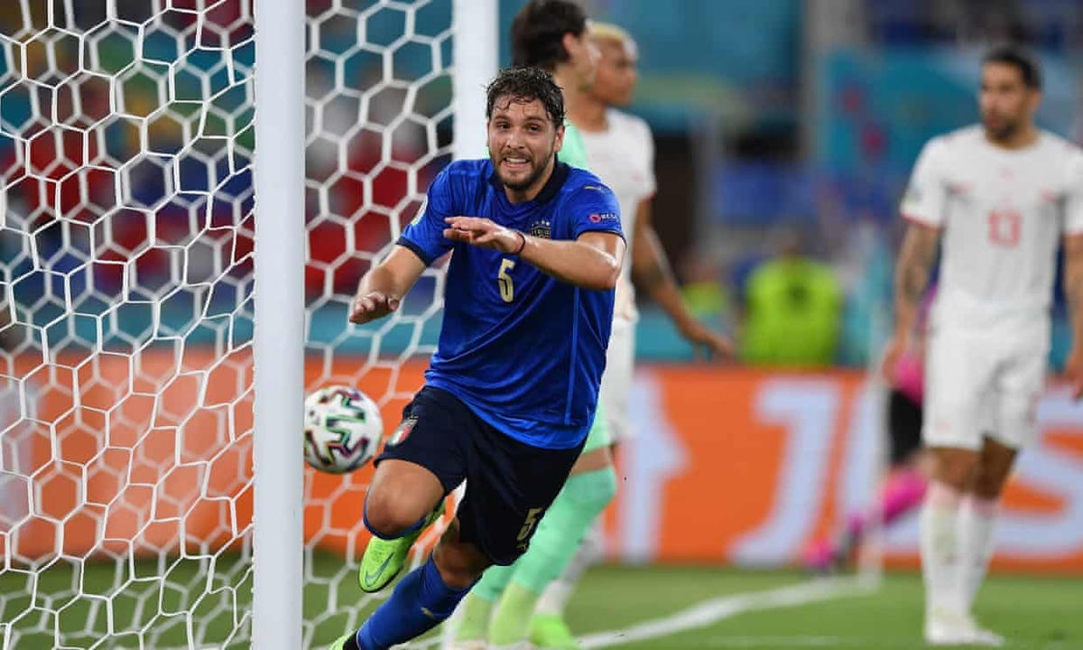Manuel Locatelli mở tỉ số cho tuyển Ý.