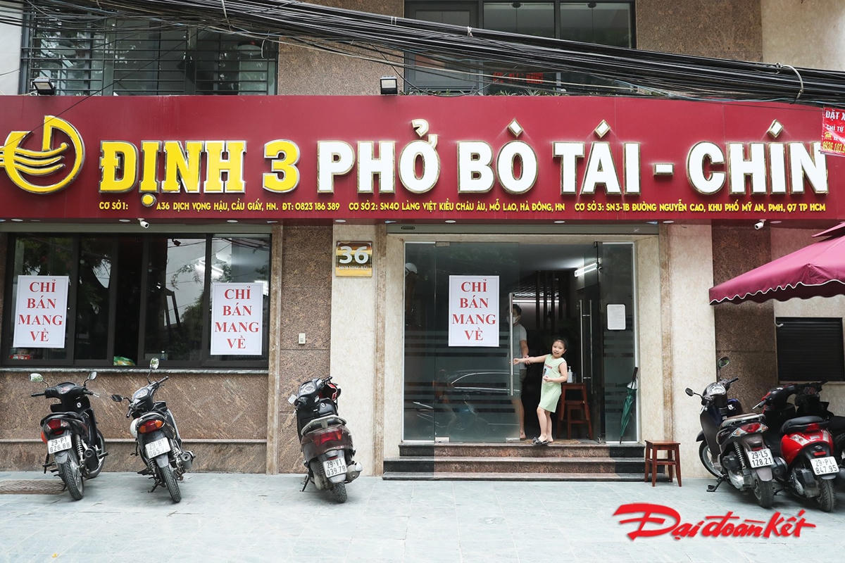 Hàng loạt các cửa hàng, nhà hàng đã treo biển "Chỉ bán mang về" ngay trong sáng ngày 25/5. Ảnh: Quang Vinh.