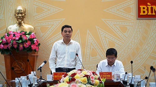 Ông Nguyễn Hoài Anh, Phó Bí thư Thường trực Tỉnh ủy Bình Thuận, phát biểu tại cuộc họp  quý I/2021 phòng chống dịch Covid-19, vừa đẩy mạnh phát triển kinh tế. 