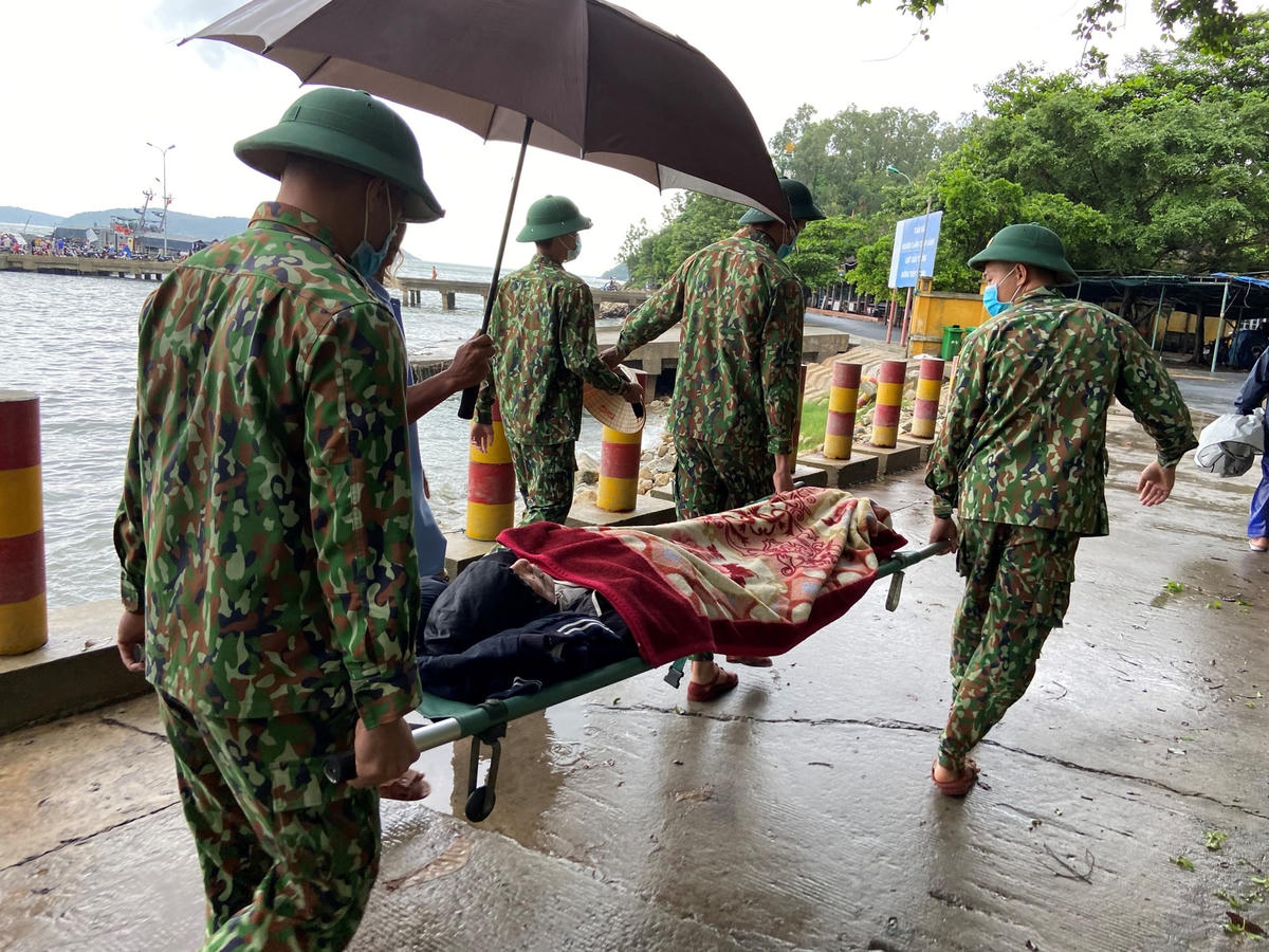 Lực lượng chức năng đưa ông H. vào bờ cấp cứu.