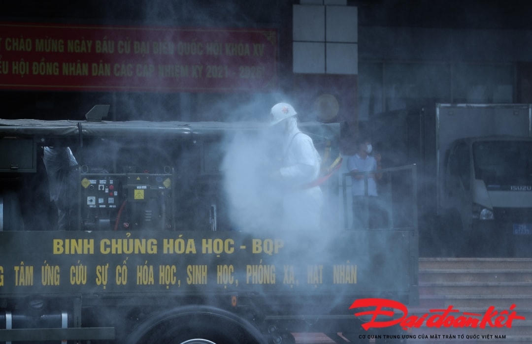 [ẢNH] Khử khuẩn tại Bệnh viện Bệnh Nhiệt đới Trung ương cơ sở Đông Anh