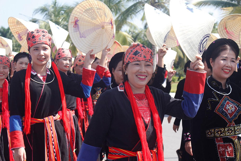 Rực rỡ sắc màu áo Tuần lễ áo dài Hạ Long