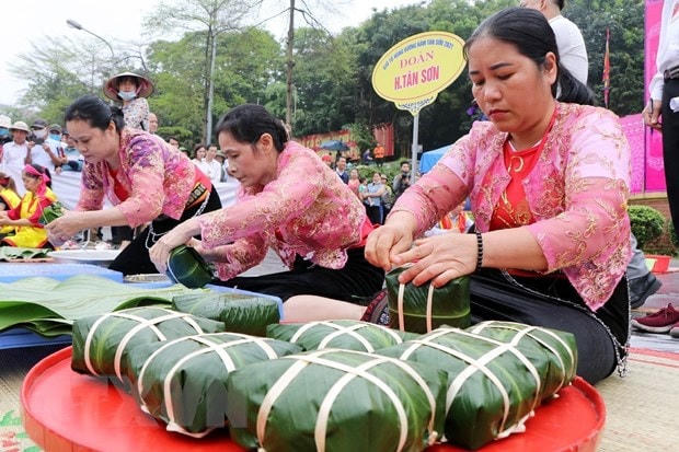Đội thi huyện Tân Sơn trong phần thi gói, nấu bánh chưng. (Ảnh: Trung Kiên/TTXVN).