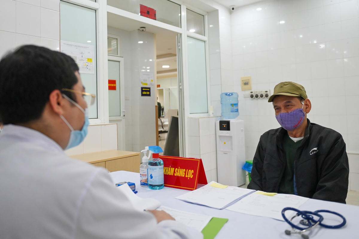 Cụ bà 71 tuổi một mình đi xe bus đến đăng ký tiêm thử vaccine Covid-19