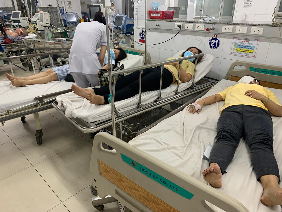 Công nhân ngộ đốc khí Amoniac đang được điều trị tại bệnh viên. Ảnh: TL