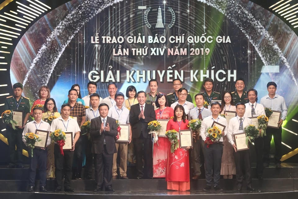 Bí thư Trung ương Đảng, Giám đốc Học viện Chính trị quốc gia Hồ Chí Minh Nguyễn Xuân Thắng và Chủ tịch Hội Nhà báo Việt Nam Thuận Hữu trao Giải Khuyến khích cho các tác giả.