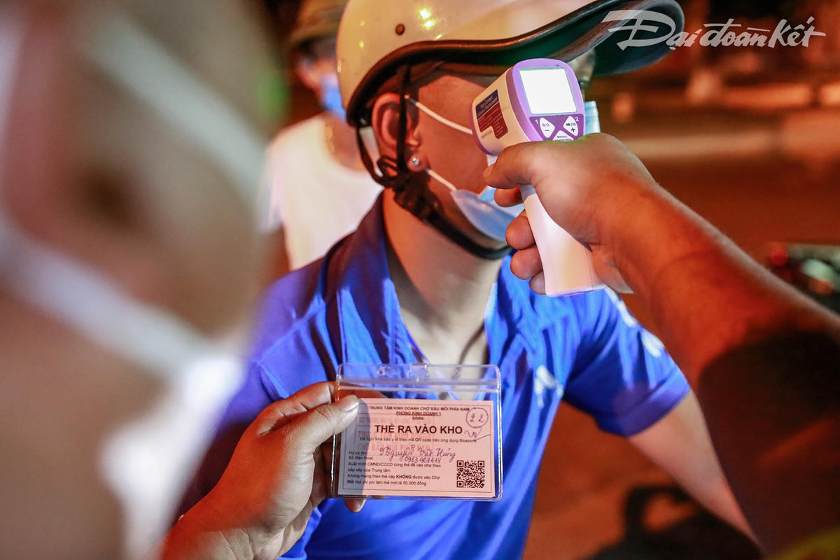 Tất cả các tiểu thương muốn vào chợ phải có thẻ và được đo thân nhiệt, phun khử khuẩn xe.