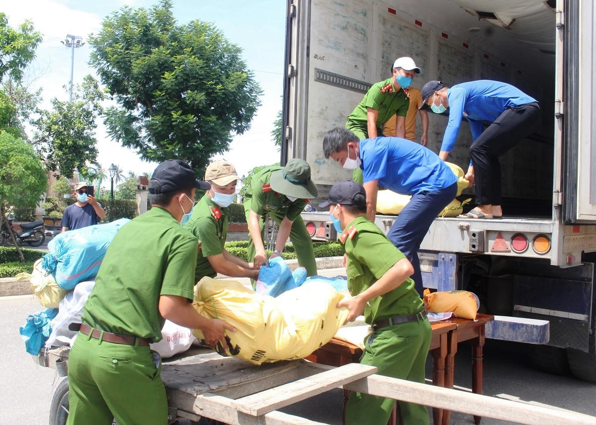 Lực lượng Công an giúp đưa nhu yếu phẩm lên xe.
