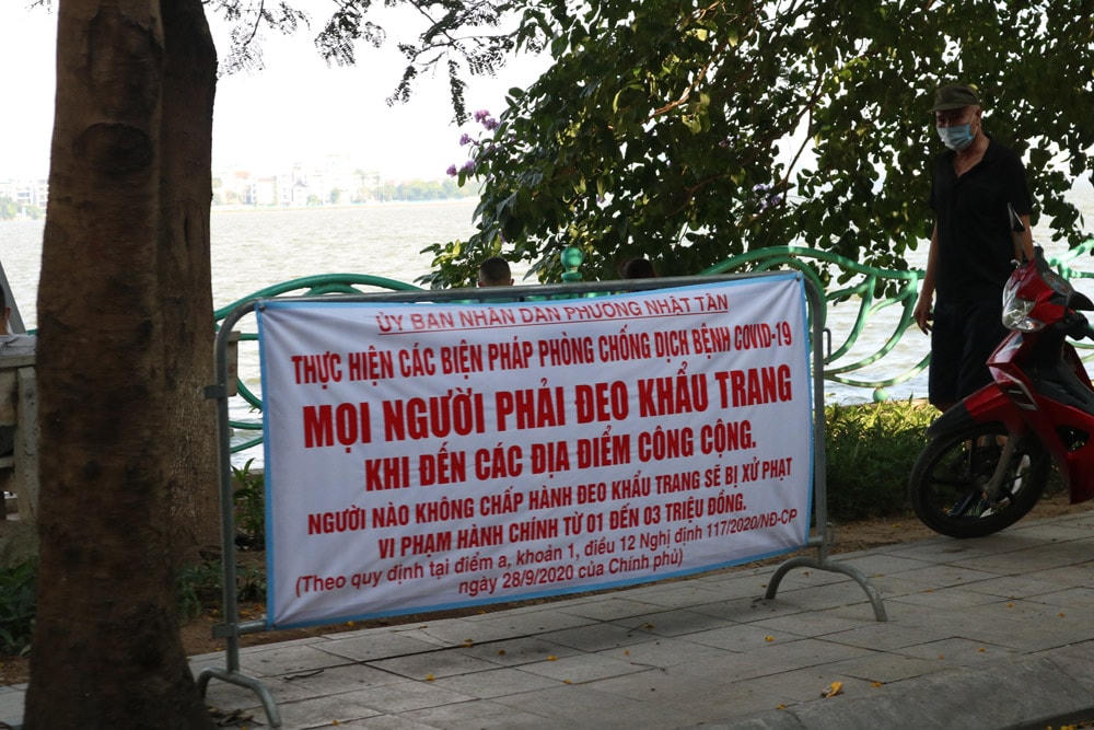 [ẢNH] Hà Nội: Người dân vẫn ‘vô tư’ tập thể dục, chụp ảnh không đeo khẩu trang ở Hồ Tây