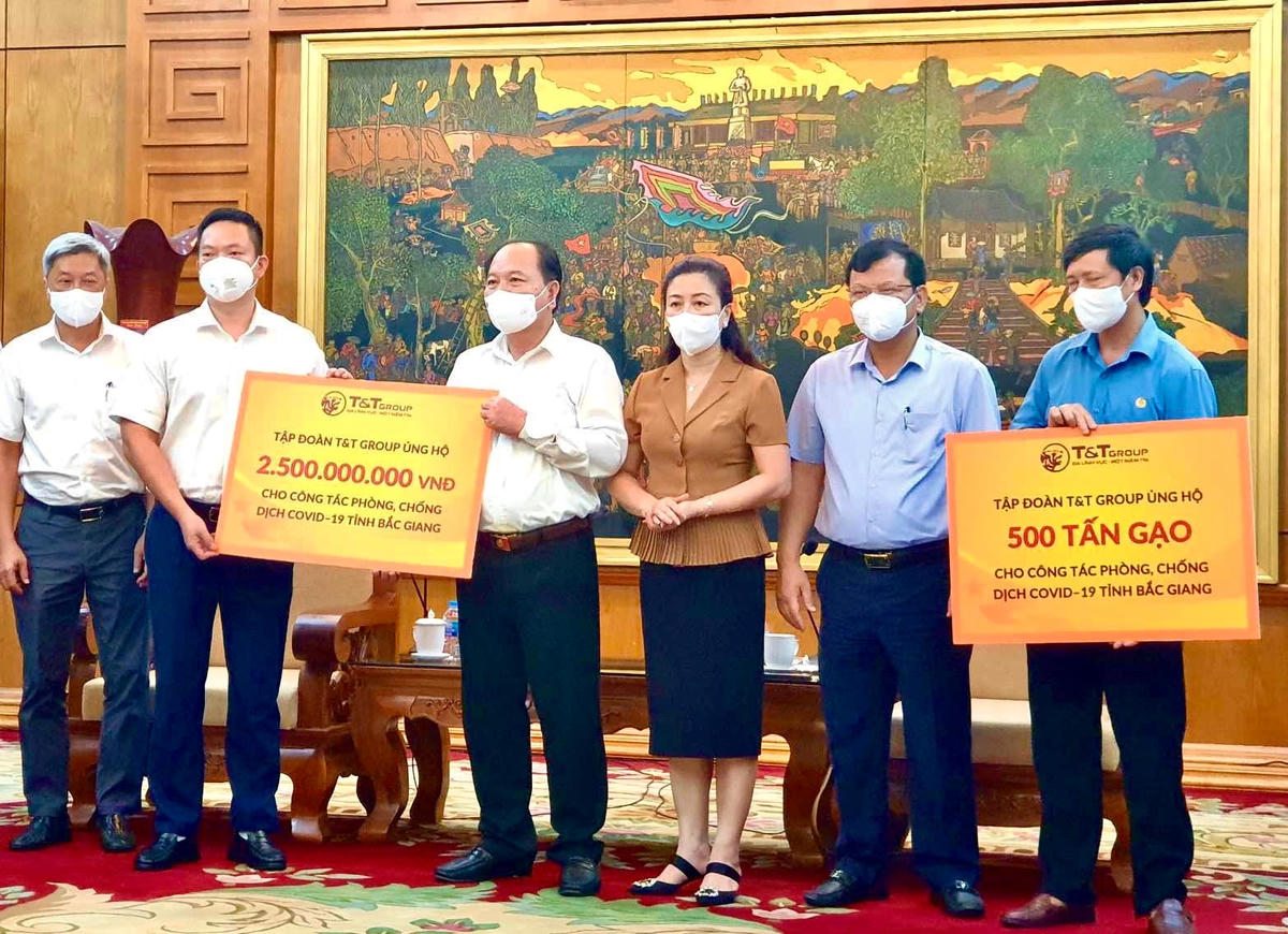 Đại diện Tập đoàn T&T Group trao ủng hộ cho lãnh đaọ tỉnh Bắc Giang.
