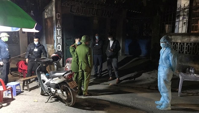 Ngày 28/1, ngay sau khi xác định được BN1553 mắc Covid-19, lực lượng chức năng TP Hạ Long (Quảng Ninh) đã phong tỏa 47 hộ dân với gần 200 nhân khẩu tại các tổ 1, 4, 5 (khu 6, phường Hồng Hà). Trong ảnh là một chốt kiểm tra tại khu phong tỏa. Ảnh:Minh Khang.