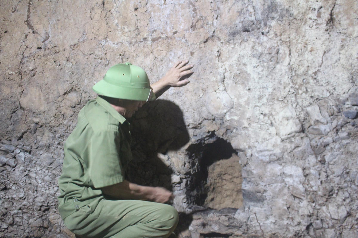 Ông Trần Xuân Thế (59 tuổi), người dẫn chúng tôi đến vị trí căn hầm cho biết, căn hầm này được ông và 3 người nữa phát hiện từ năm 1997.