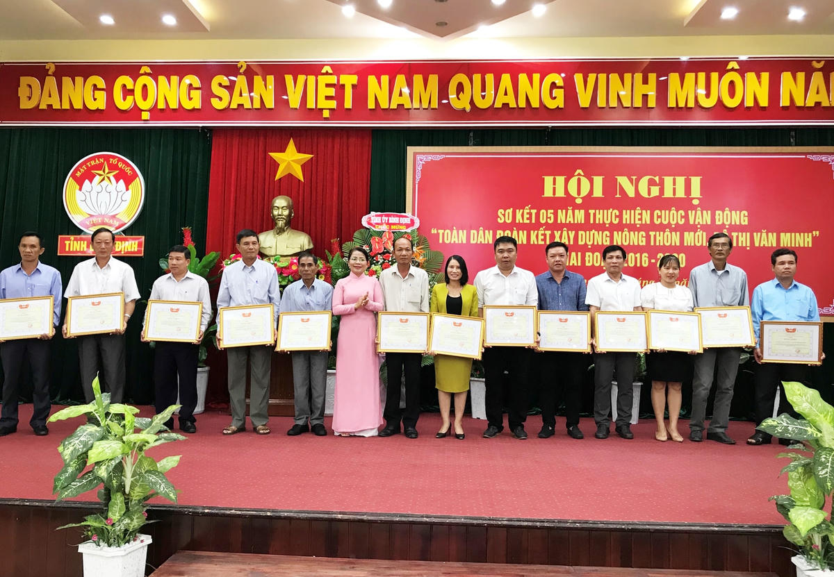 Trao Bằng khen của Ủy ban MTTQ Việt Nam tỉnh cho các tập thể, cá nhân xuất sắc trong thực hiện Cuộc vận động.
