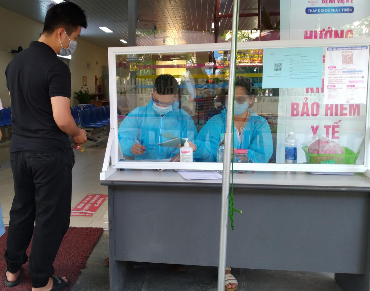 Nhân viên y tế Bệnh viện E kiểm soát chặt chẽ người ra vào bệnh viện.