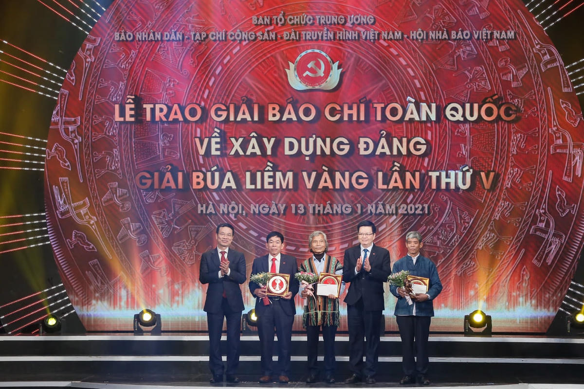 62 tác phẩm đoạt giải Búa liềm vàng