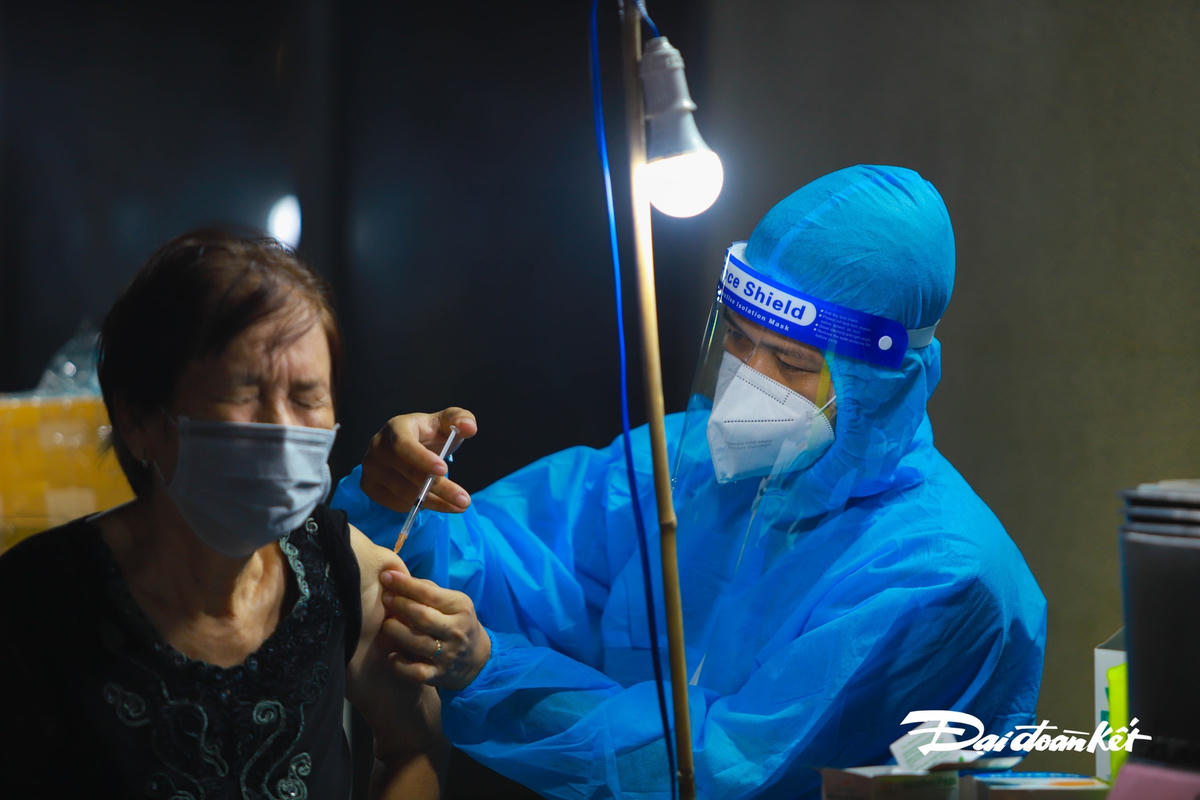 Tiêm vaccine cho một người trên 65 tuổi.