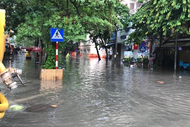 Phố Phùng Hưng...