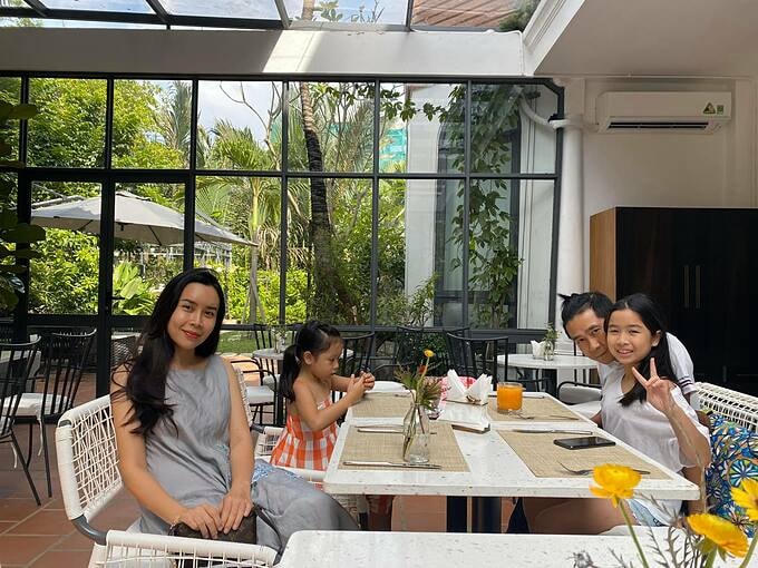 Gia đình Hồ Hoài Anh - Lưu Hương Giang tranh thủ pose hình khi đi ăn sáng ngày cuối tuần.
