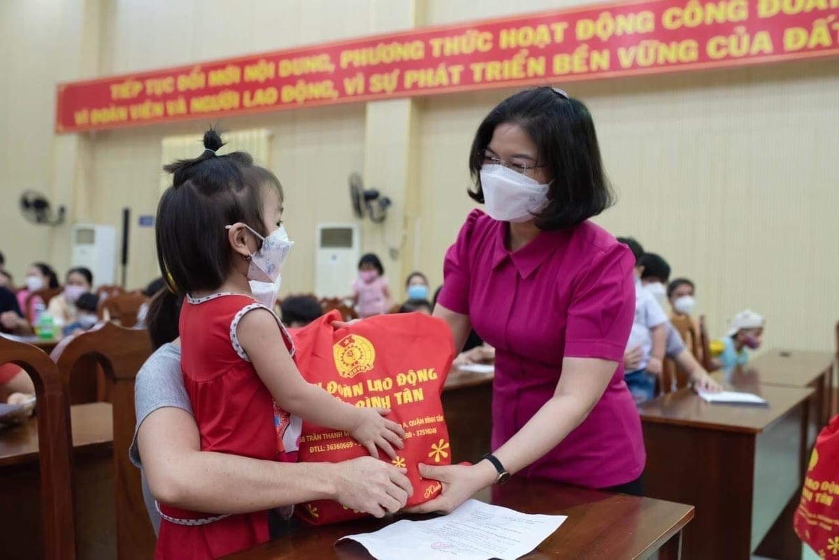 Liên đoàn Lao động các quận, huyện TPHCM chăm lo đời sống cho con em công nhân.
