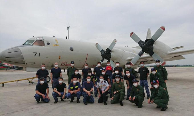 Tổ bay P-3C và nhân viên kỹ thuật tại sân bay Tân Sơn Nhất hồi tháng 6. Ảnh: Đại sứ quán Nhật Bản.