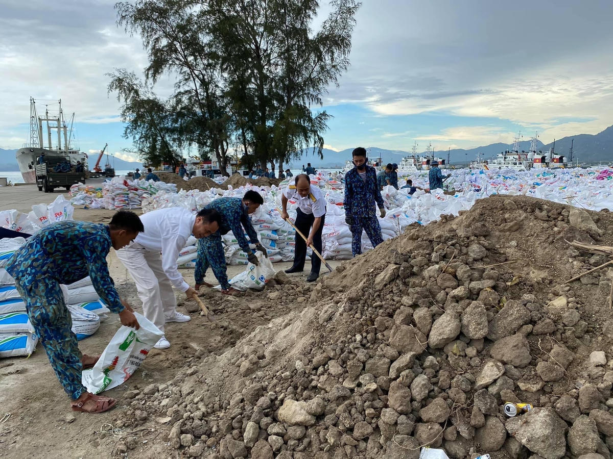 Trầm Hương Khánh Hòa gửi hàng ngàn khối đất giàu hợp chất hữu cơ (đất màu) tới Trường Sa để nuôi dưỡng màu xanh cho các hòn đảo tiền tiêu của Tổ quốc.