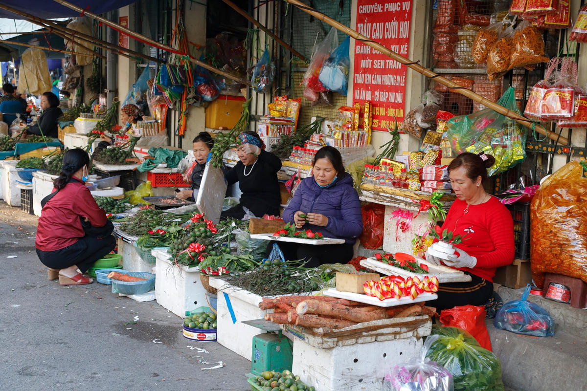 Các tiểu thương ở chợ không đeo khẩu trang phòng dịch.