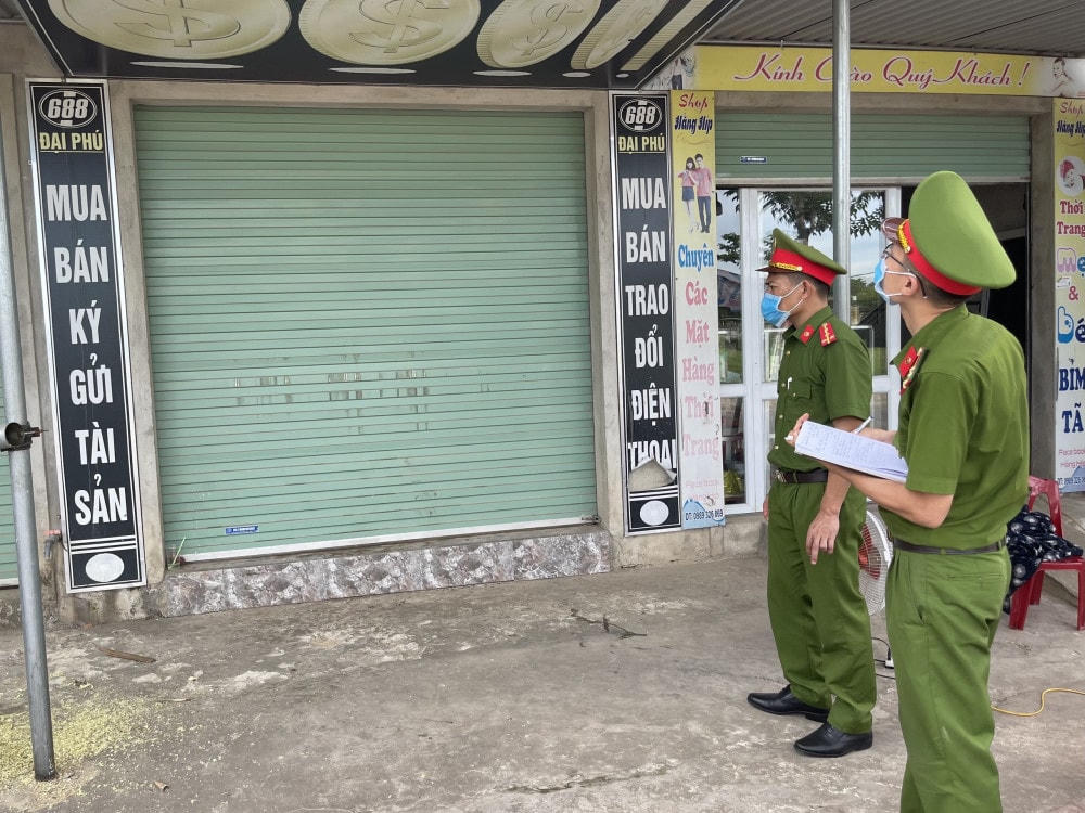 Công an kiểm tra tại cơ sở kinh doanh của nhóm đối tượng.
