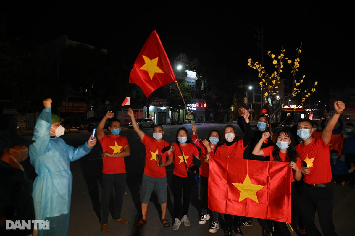 Pháo hoa rực rỡ, người dân vỡ òa cảm xúc khi TP Chí Linh được gỡ phong tỏa