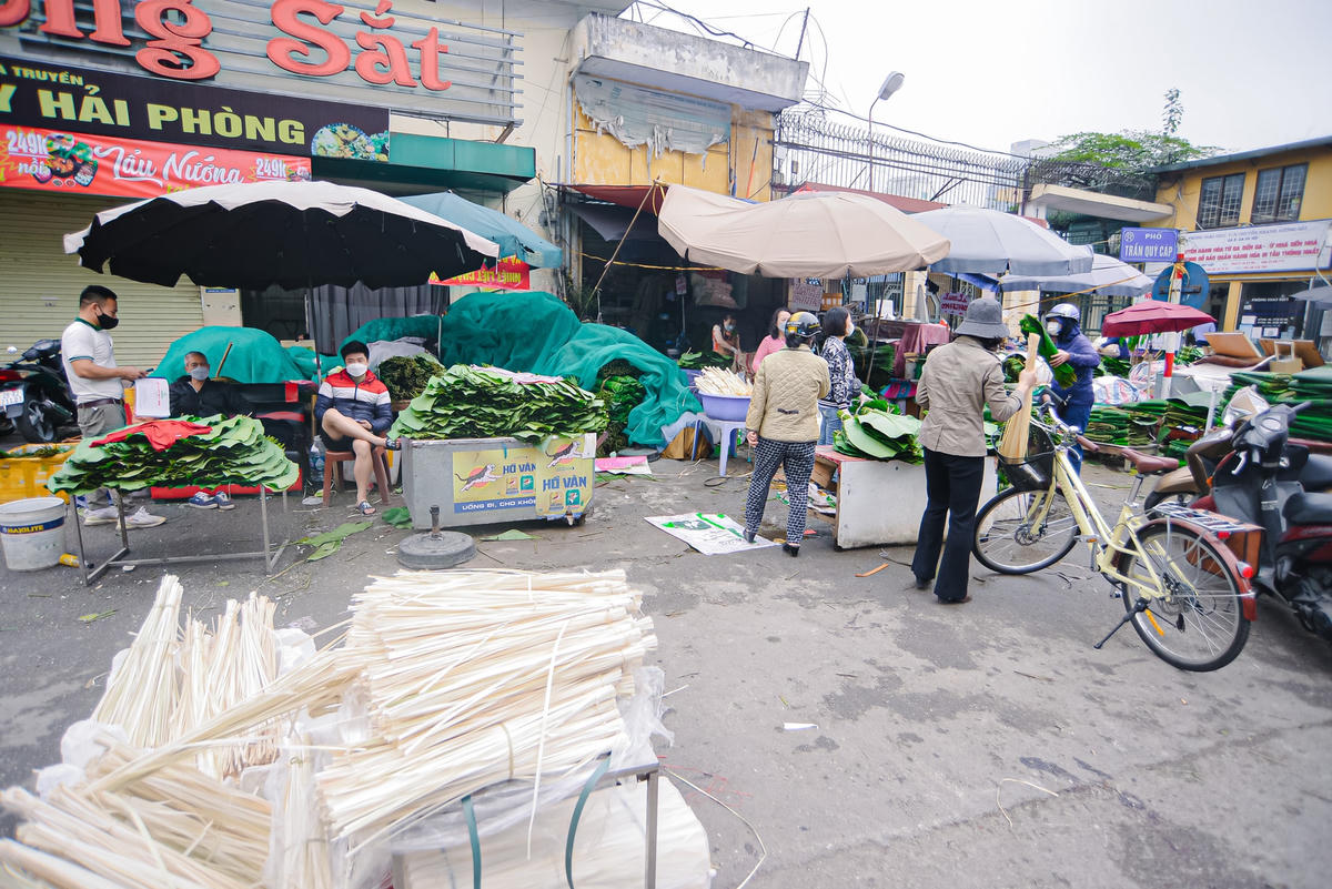 Những ngày cận Tết khu vực chợ này lại bắt đầu nhộn nhịp. Nhưng khác với mọi năm, do dịch bệnh Covid-19, năm nay, khu chợ lá dong này vắng vẻ khách thường. Đoạn đường dài hơn 100 m được bày bán lá dong nhưng chỉ có vài khách hàng đến mua.