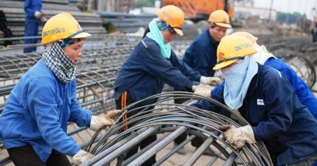 Ảnh hưởng của dịch bệnh Covid-19 khiến nhiều người lao động bị hoãn hợp đồng lao động hoặc nghỉ không lương.