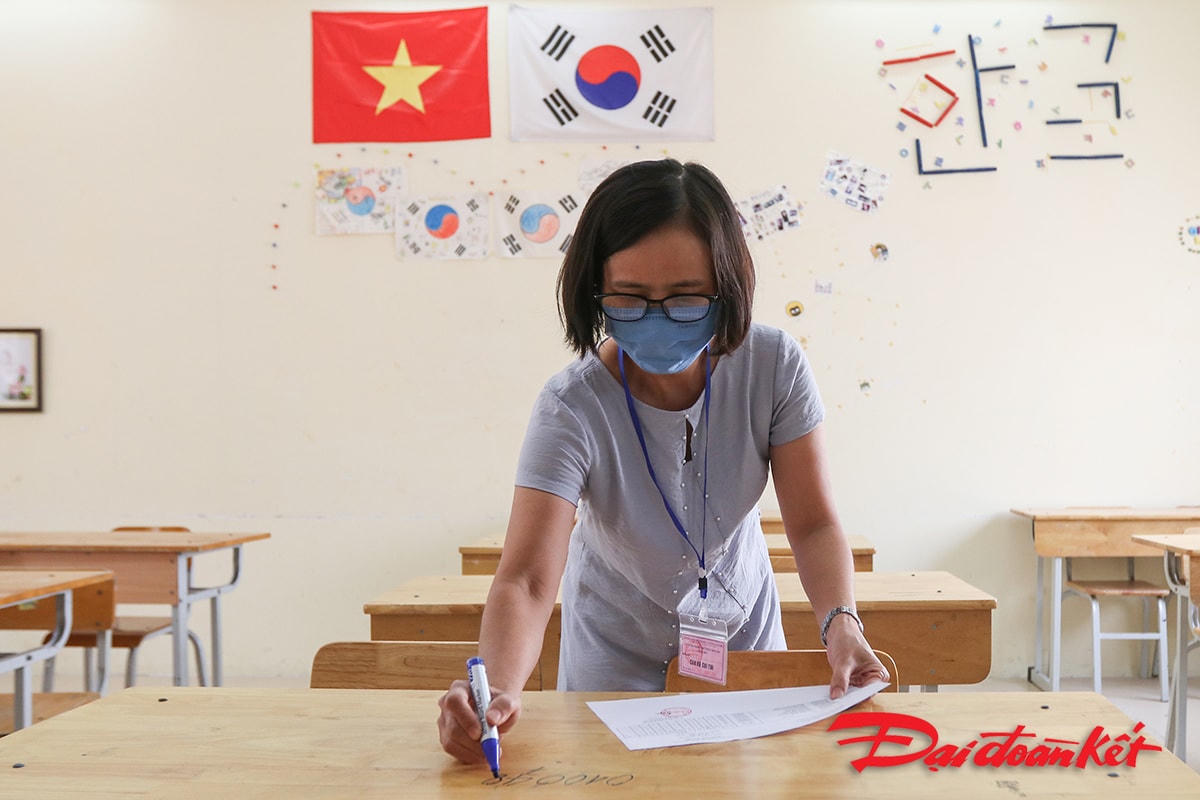 Cán bộ coi thi làm thủ tục hướng dẫn thí sinh dự thi và ghi số báo danh trong ngày thí sinh đến làm thủ tục thi.