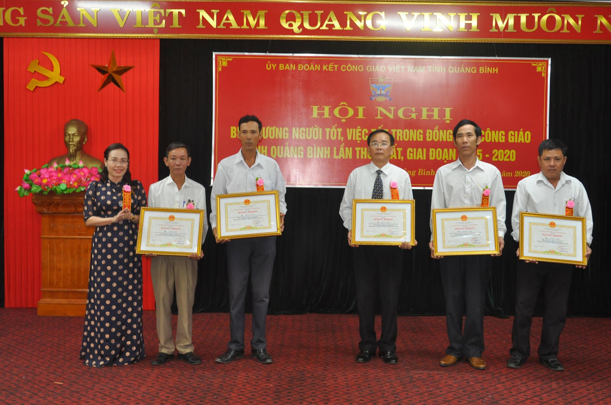 Chủ tịch Ủy ban MTTQ Việt Nam tỉnh Quảng Bình Phạm Thị Hân trao Bằng khen của Chủ tịch UBND tỉnh cho 5 cá nhân tiêu biểu.