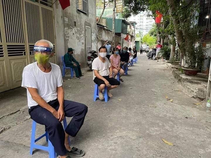 Và người dân sống xung quanh chợ.