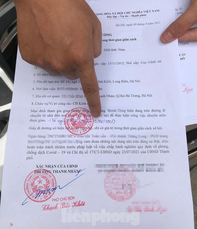 Quy định mới của thành phố Hà Nội yêu cầu bắt buộc người đại diện của doanh nghiệp, tổ chức phải trực tiếp đến UBND phường để xin xác nhận đối với văn bản phân công nhiệm vụ cho người lao động. Bởi lẽ, công tác thẩm tra hồ sơ có thể thực hiện trực tuyến, nhưng việc đóng dấu thì không thể. Nguồn: Tổ Quốc.