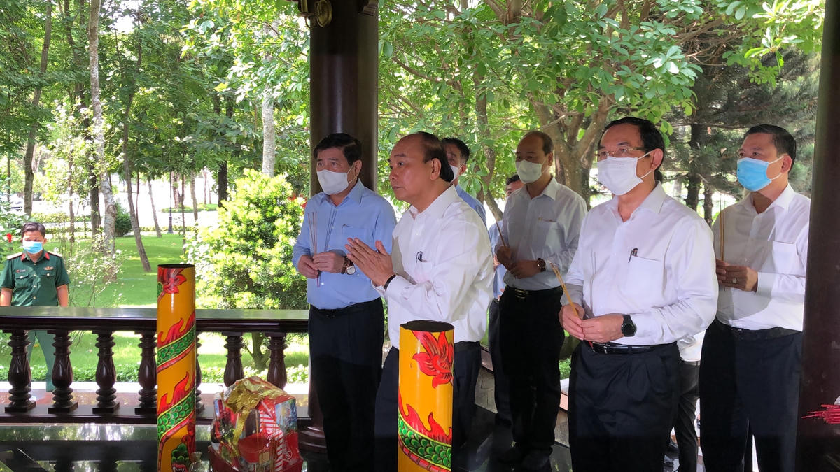 Chủ tịch nước Nguyễn Xuân Phúc đến viếng và dâng hương mộ phần cố Thủ tướng Phan Văn Khải tại xã Tân Thông Hội, huyện Củ Chi. Ảnh: CTV.