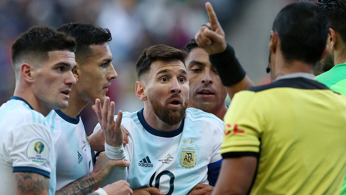 20 khoảnh khắc định nghĩa sự nghiệp vĩ đại của huyền thoại bóng đá Lionel Messi