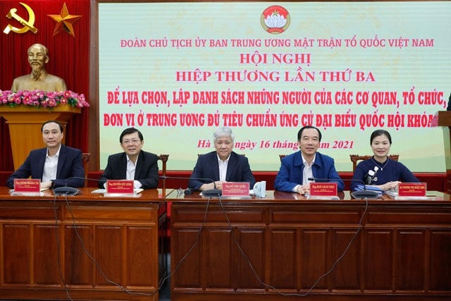 Bí thư Trung ương Đảng, Chủ tịch UBTƯ MTTQ Việt Nam Đỗ Văn Chiến cùng các vị trong Ban Thường trực chủ trì Hội nghị.  