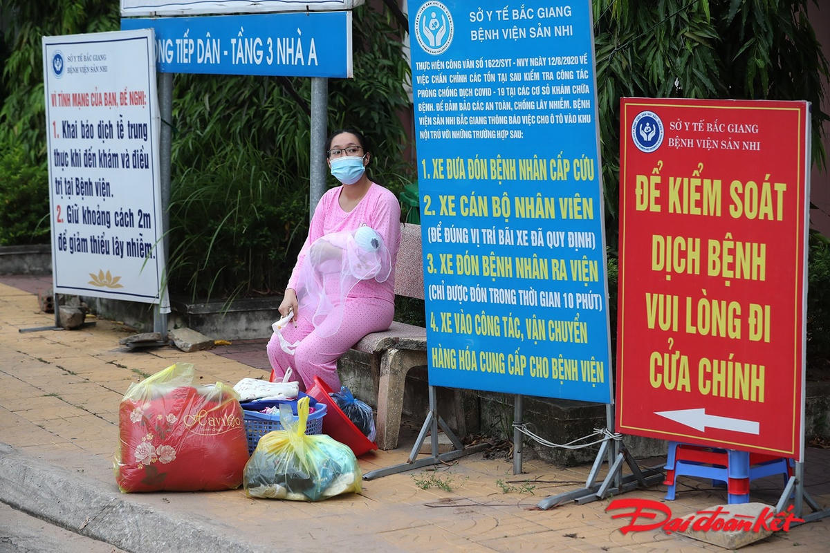 Khu vực dành riêng cho các xe ô tô gia đình, taxi đón người nhà, bệnh nhân. Ảnh: Quang Vinh. 