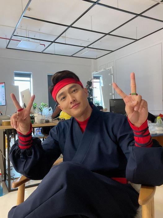 Trong khi đó, Quốc Trường vẫn khẳng định mình đang cô đơn: “Màu đỏ chứng tỏ đang…… ế”.