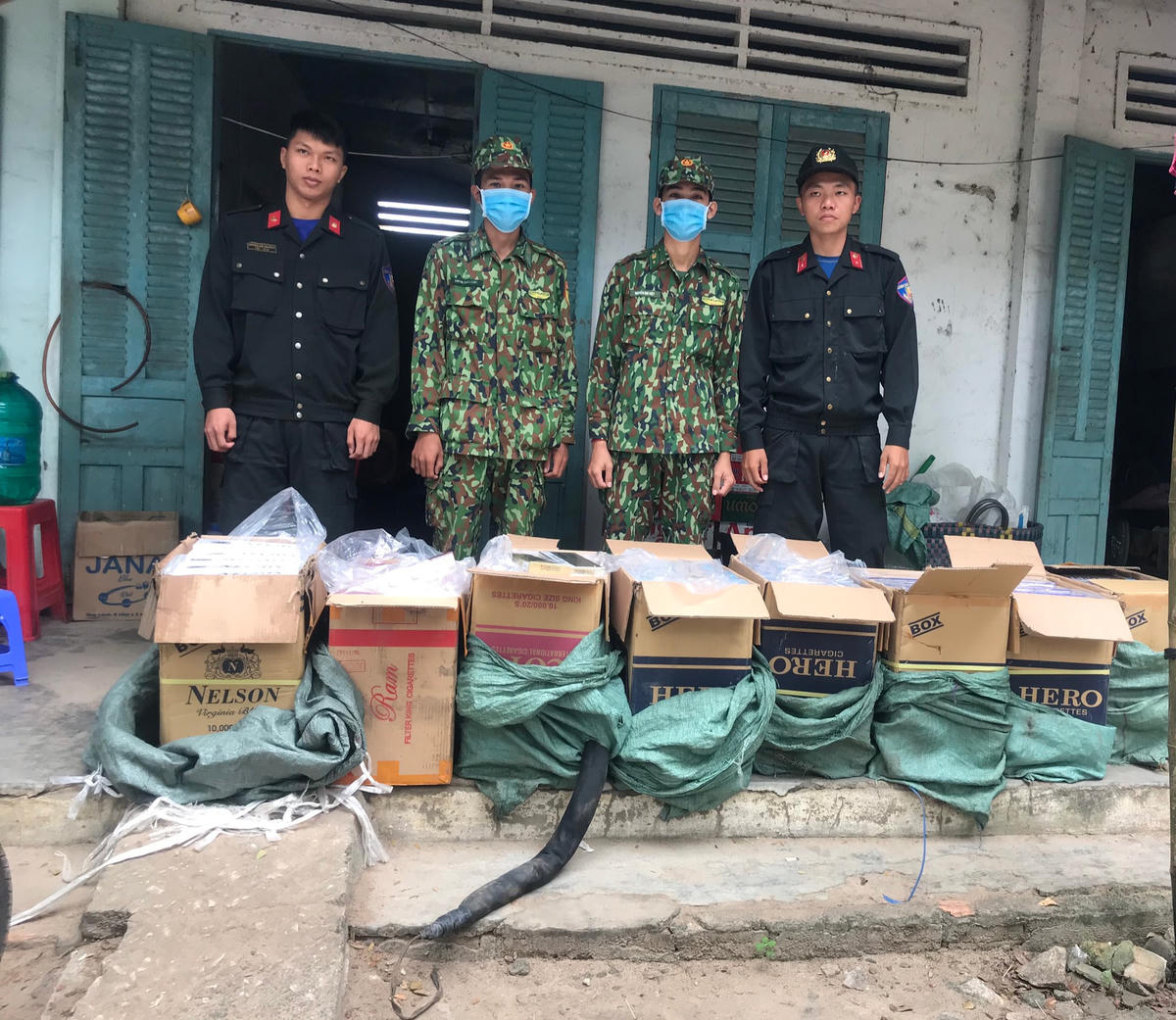Tang vật thu giữ trong 2 vụ buôn lậu.
