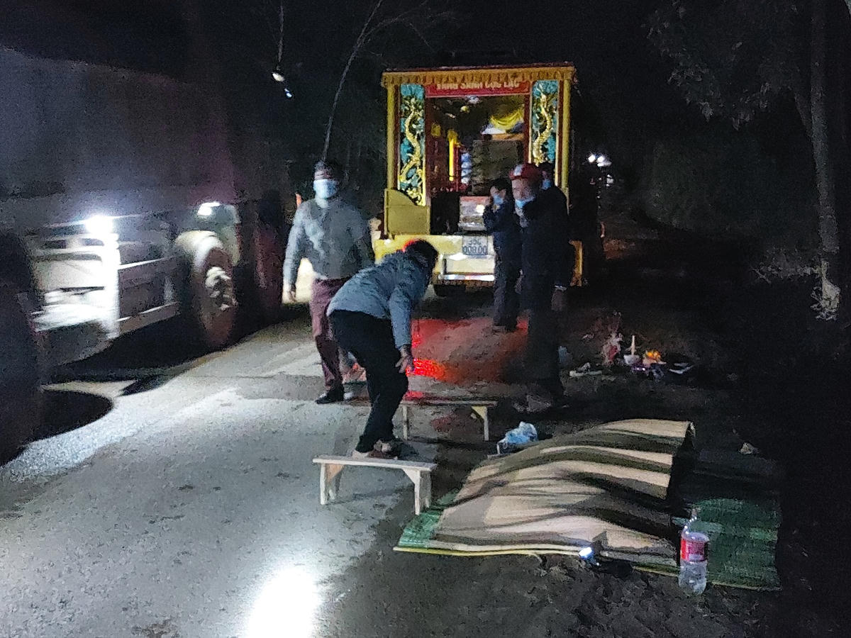 Tại hiện trường, thi thể ông H. bị kéo lê khoảng 50m.