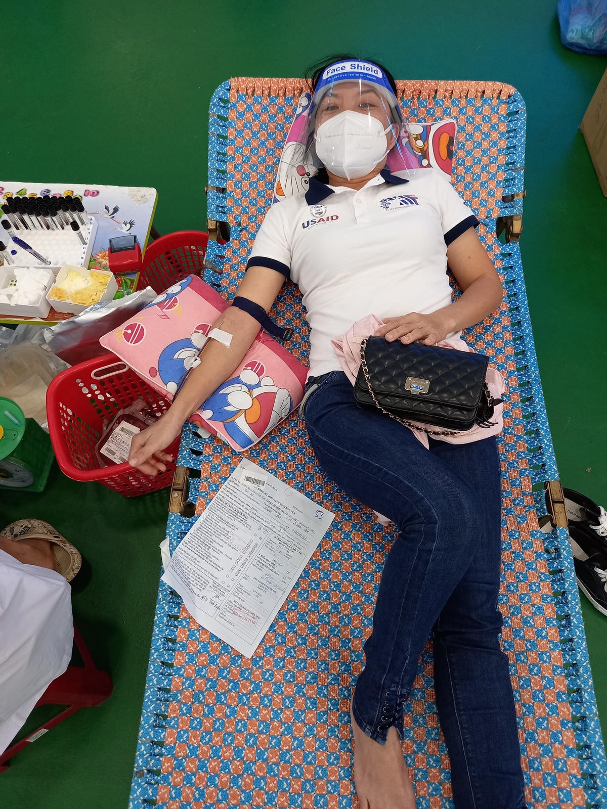 Một tình nguyện viên vừa hiến máu.