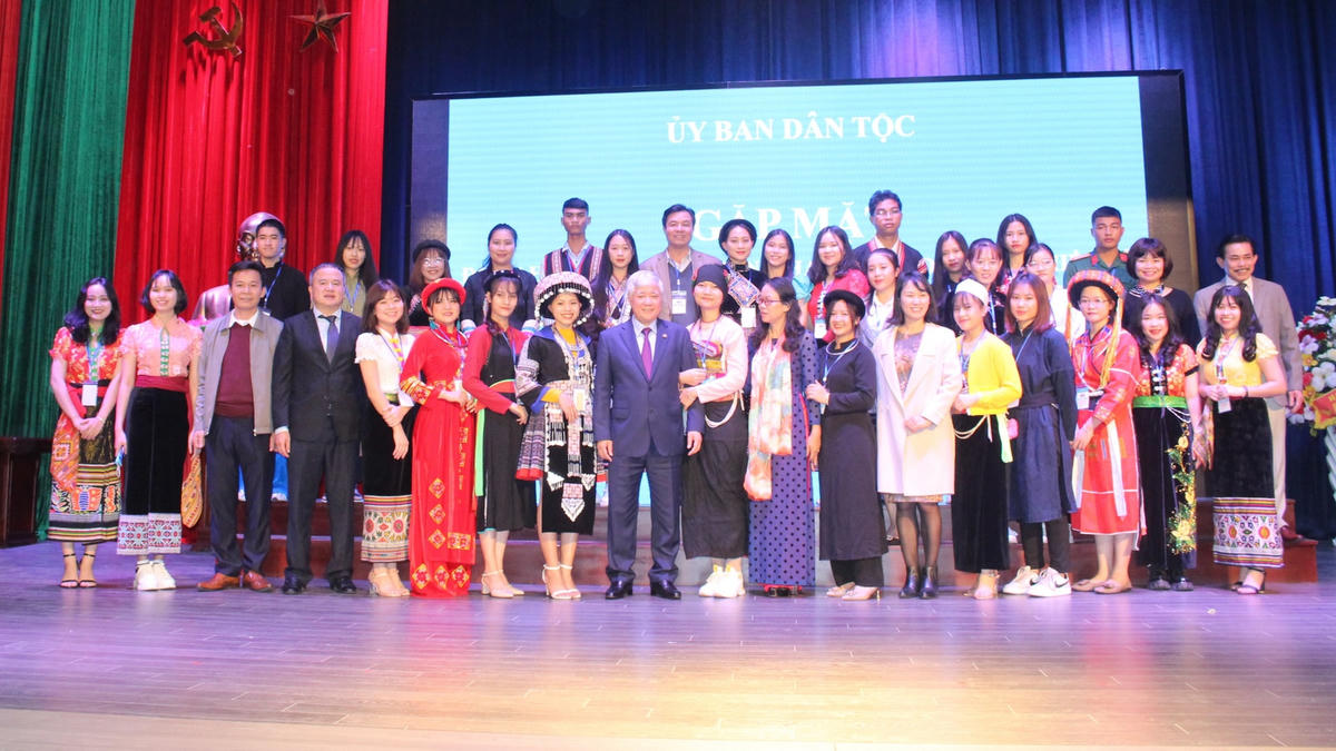 Bộ trưởng, Chủ nhiệm Đỗ Văn Chiến và Thứ trưởng, Phó chủ nhiệm Hoàng Thị Hạnh cùng các học sinh, sinh viên, thanh niên DTTS tiêu biểu tại buổi gặp mặt.
