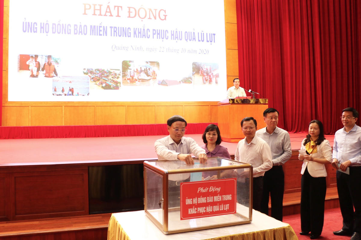Lãnh đạo tỉnh Quảng Ninh tham gia ủng hộ đồng bào miền Trung bị ảnh hưởng bởi bão lũ.