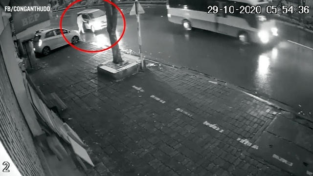 Hình ảnh Công xuống kiểm tra xe ô tô được camera ghi lại.